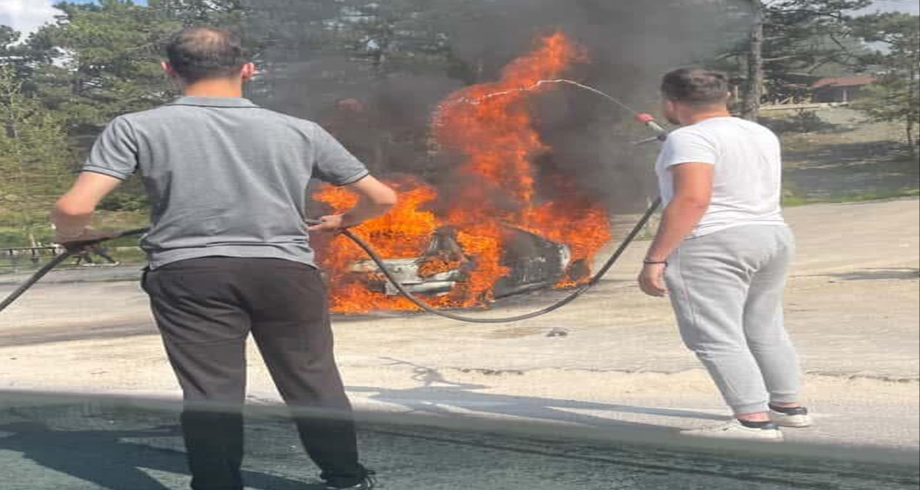 Aniden alev alan otomobil küle döndü