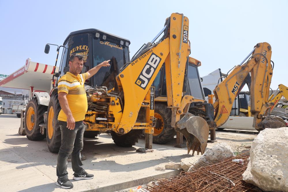Yuva bozulmasın diye kepçesine kontak vurmayan operatörün yüzü 27 gün sonra kumru yavrularının uçup gitmesiyle güldü
