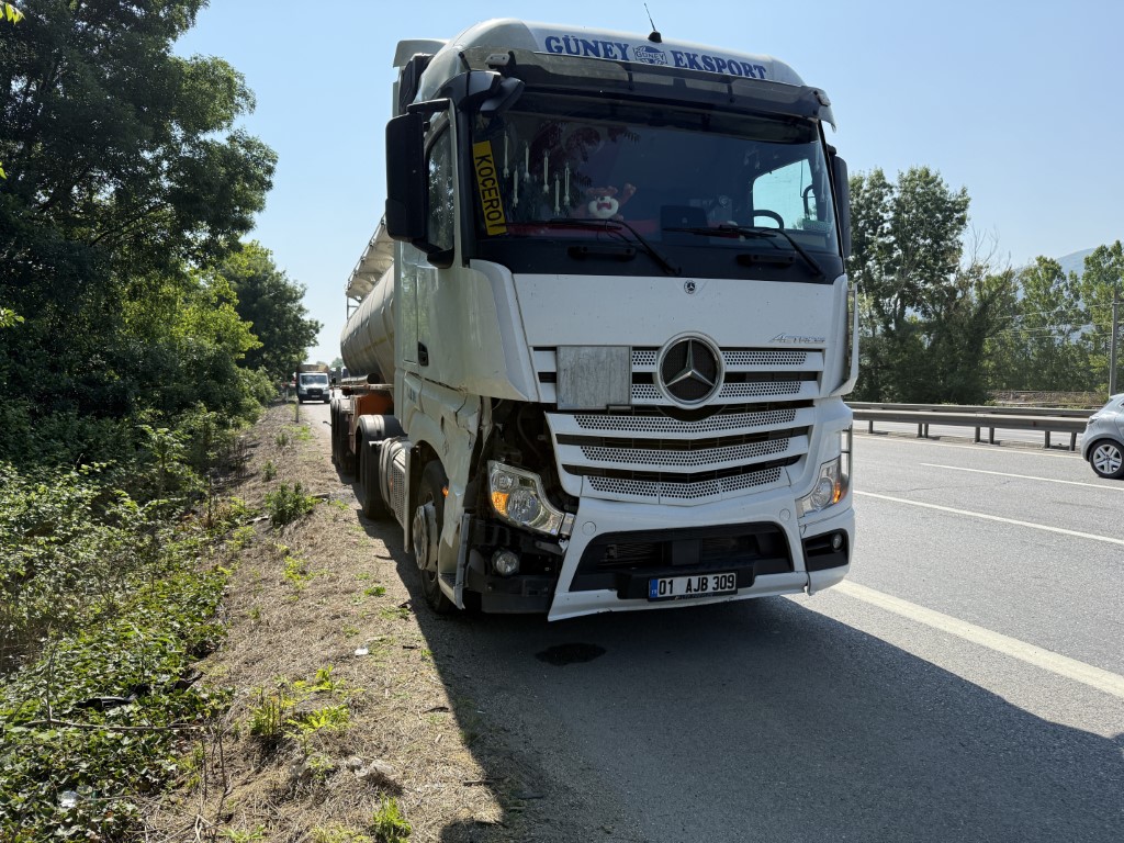 Kontrolden çıkarak bariyerlere çarpan otomobile tanker çarptı: 7 yaralı