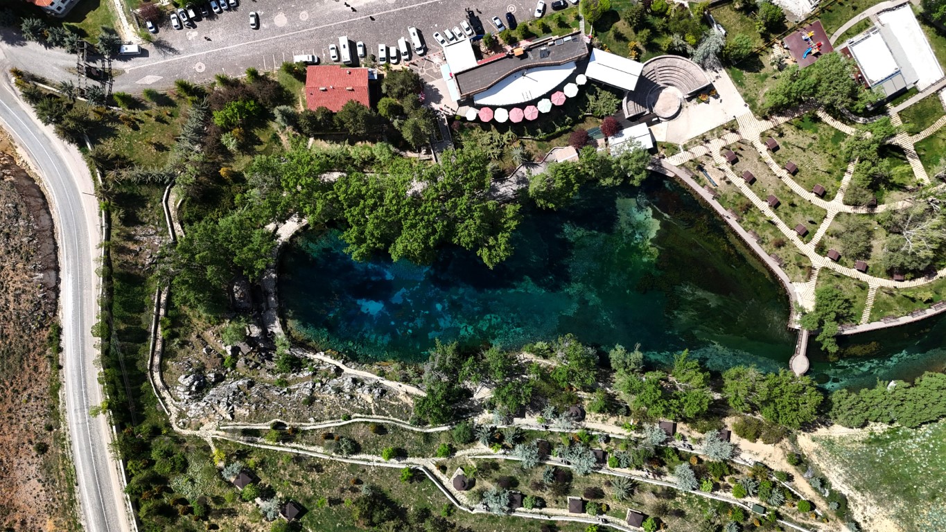 <p>G&ouml;l tabanında y&uuml;zen alabalıkları izleyenler, adeta hayran kalıyor. Turkuaz suyu nedeniyle G&ouml;kpınar adı verilen doğal akvaryum, T&uuml;rkiye'nin jeolojik miras listesinde bulunuyor.</p>