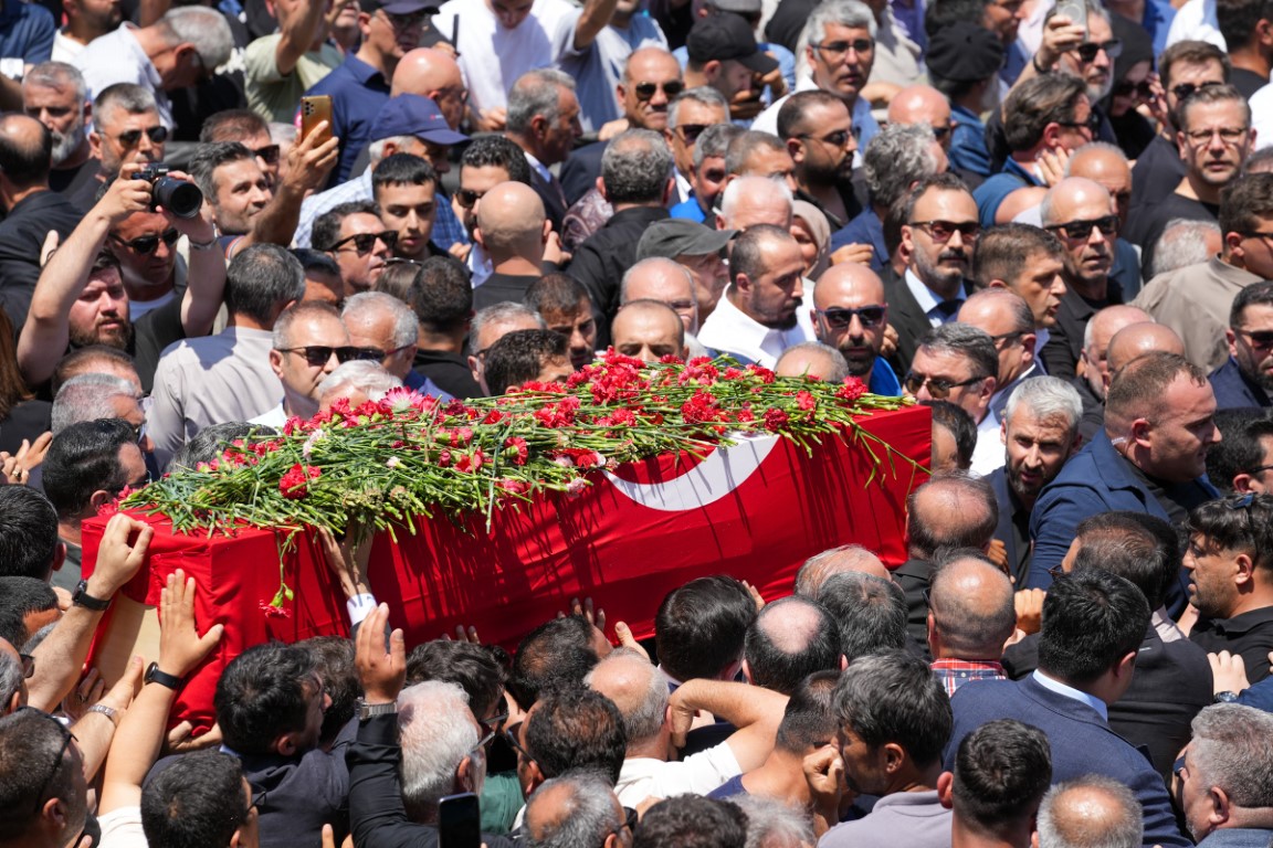Binlerce Manisalı, Ferdi Başkanlarını gözyaşlarıyla uğurladı