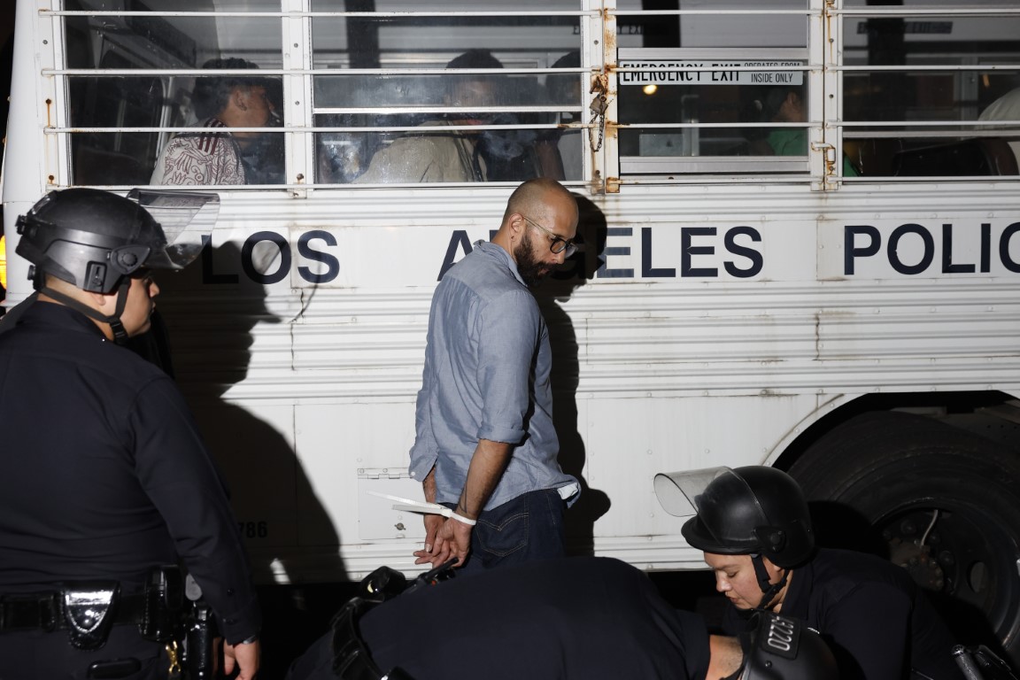Los Angeles sokakları alev alev: 100'den fazla kişi gözaltına alındı