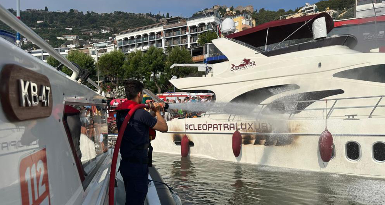 Alanya’da iskeleye bağlı lüks yat alevlere teslim oldu