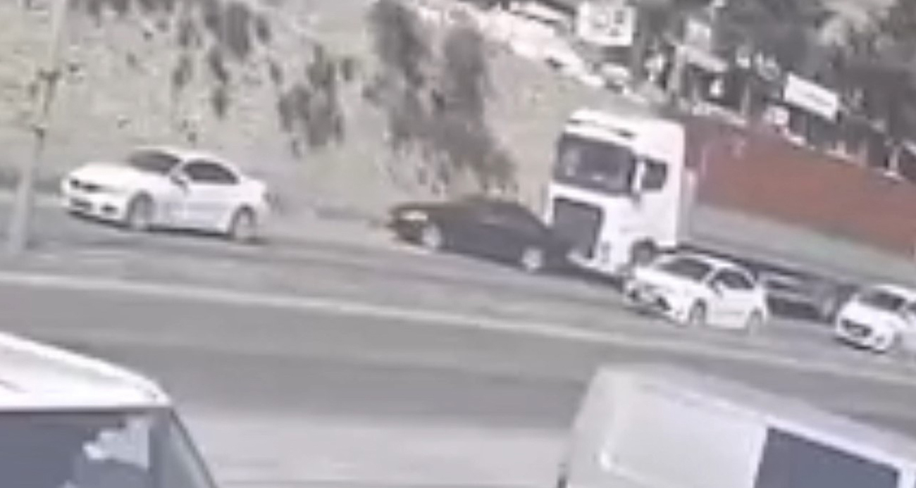 Tır sürücüsü otomobili göz göre göre sürükledi