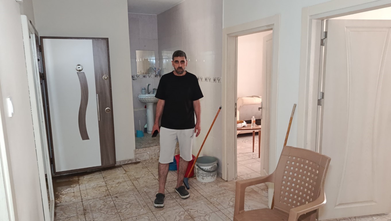 Adana ASKİ’nin içme suyu hattı patladı: Mahalle göle döndü, birçok ev zarar gördü