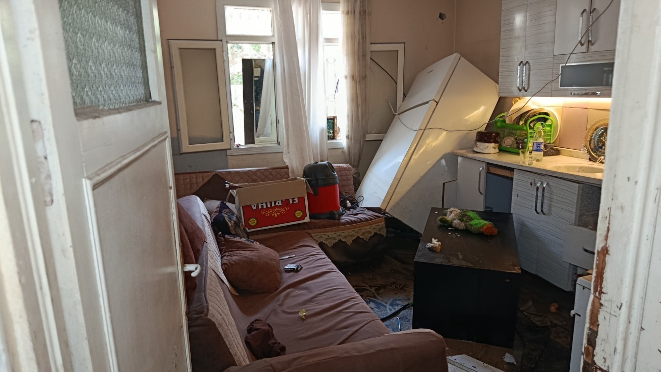 Adana ASKİ’nin içme suyu hattı patladı: Mahalle göle döndü, birçok ev zarar gördü