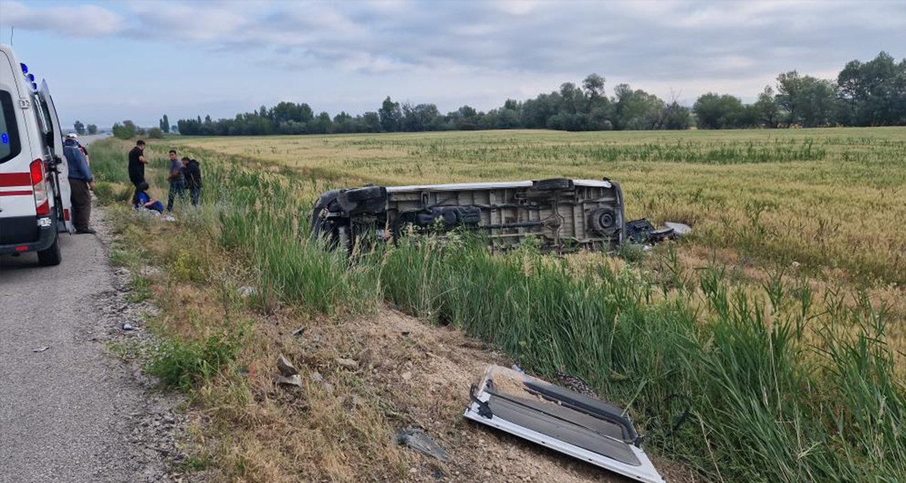 Çorum’da düğünden dönen vatandaşların bulunduğu minibüs devrildi: 17 yaralı