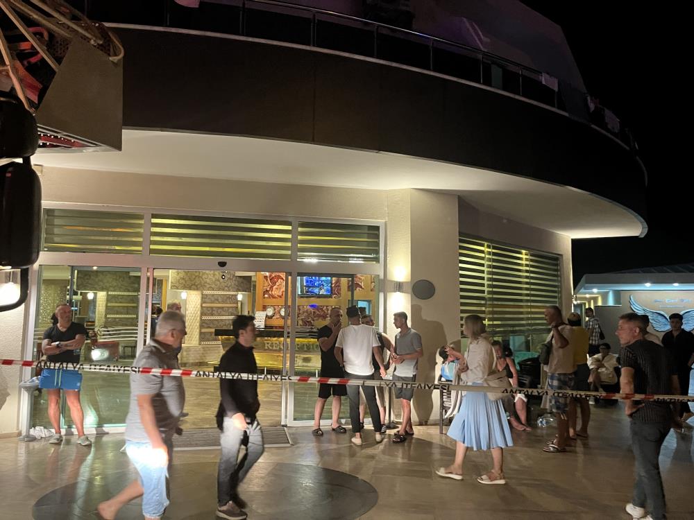 5 yıldızlı oteldeki yangında tahliye edilen 622 turist civar otellere yerleştirildi