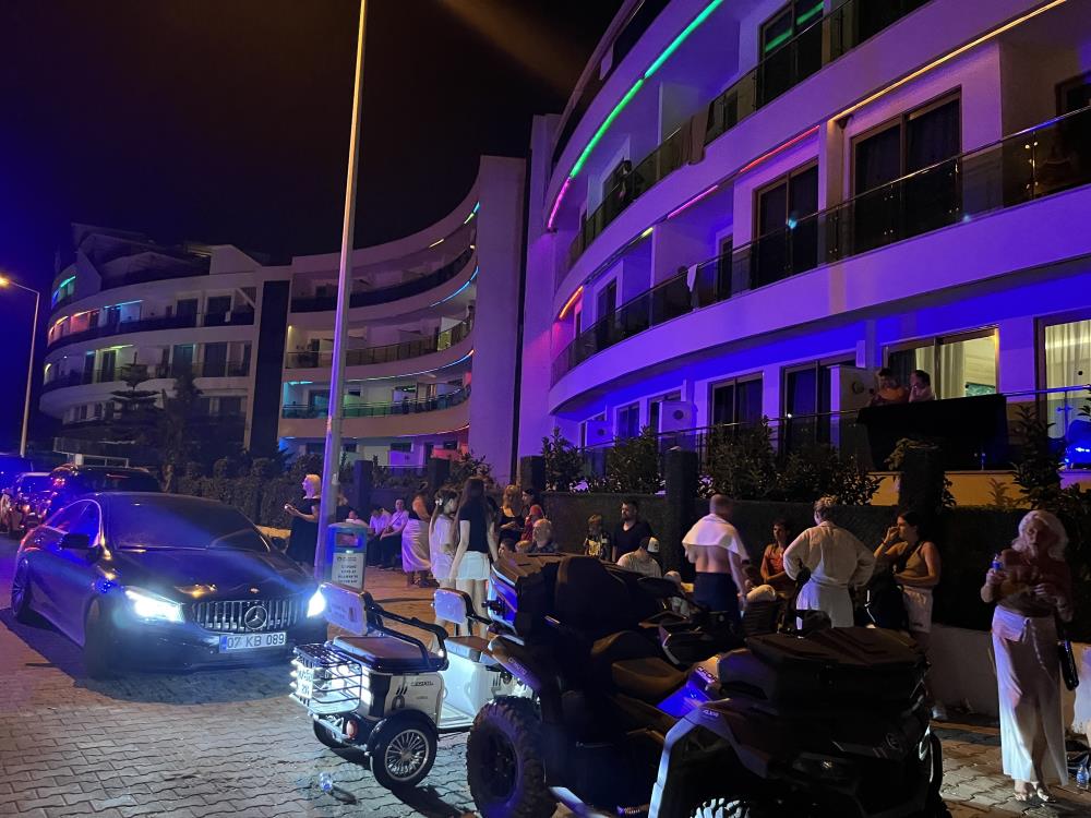 5 yıldızlı oteldeki yangında tahliye edilen 622 turist civar otellere yerleştirildi