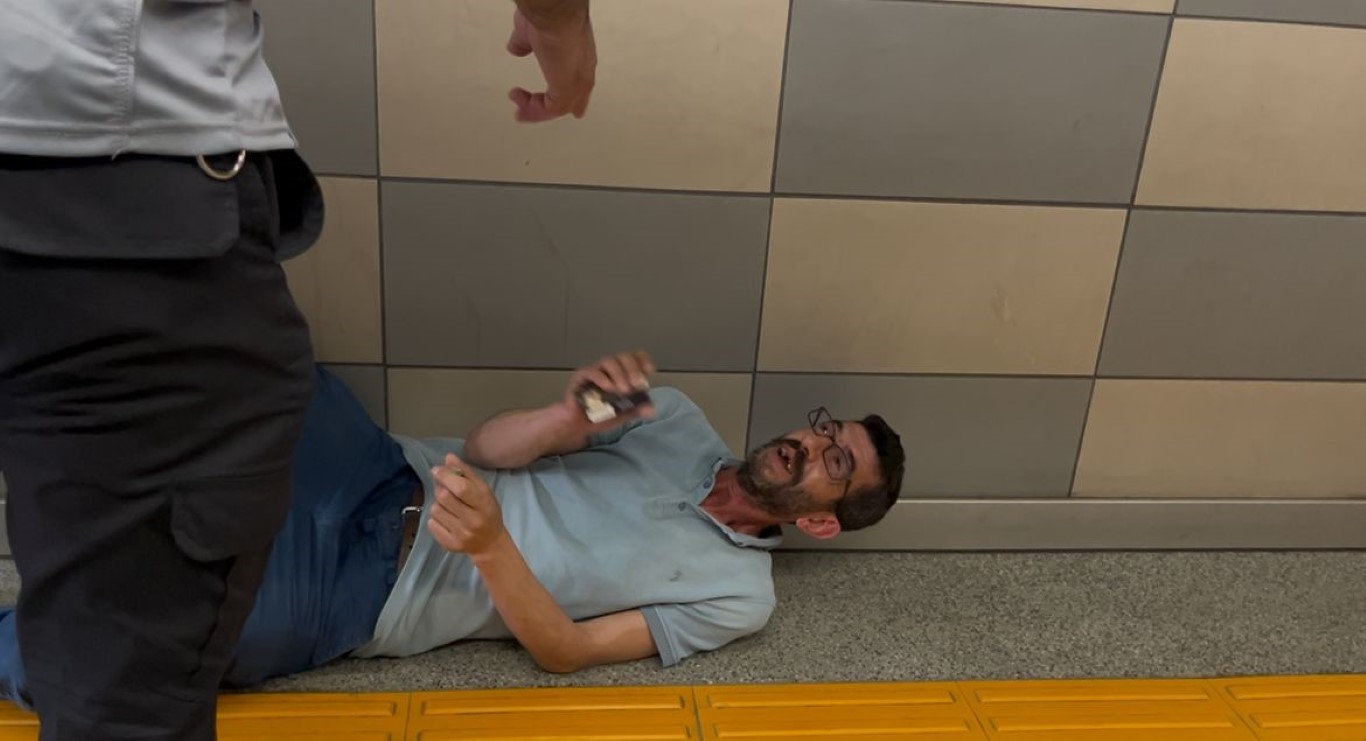 Metro istasyonunda sızıp kaldı;
