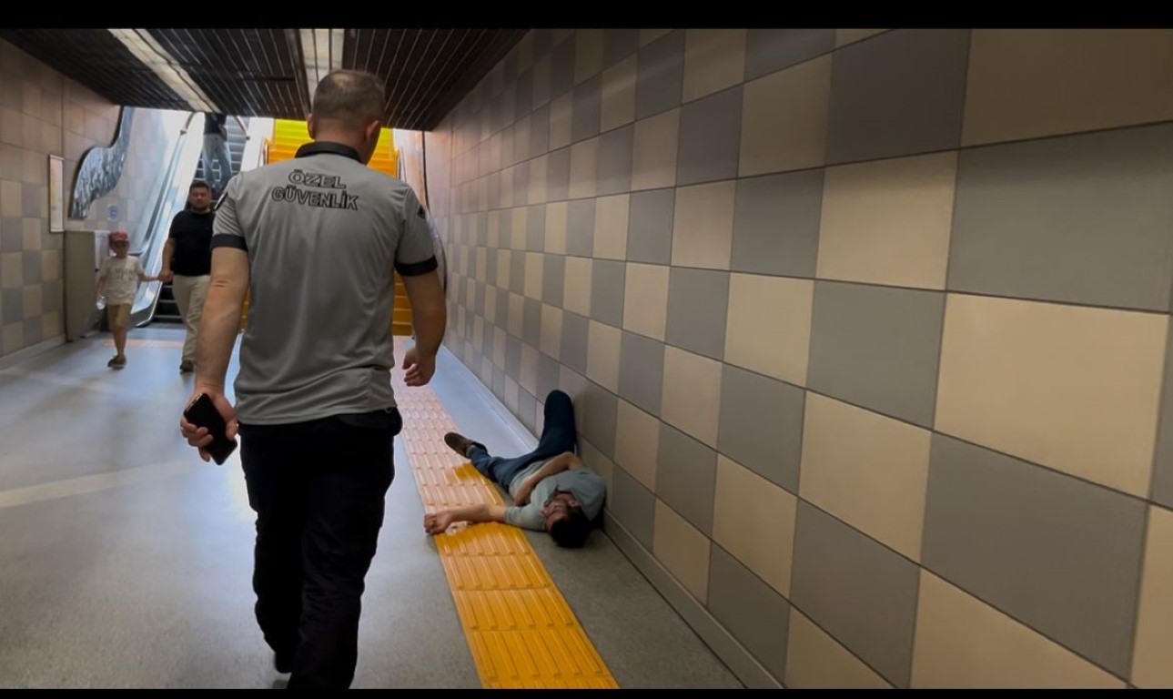 Metro istasyonunda sızıp kaldı;