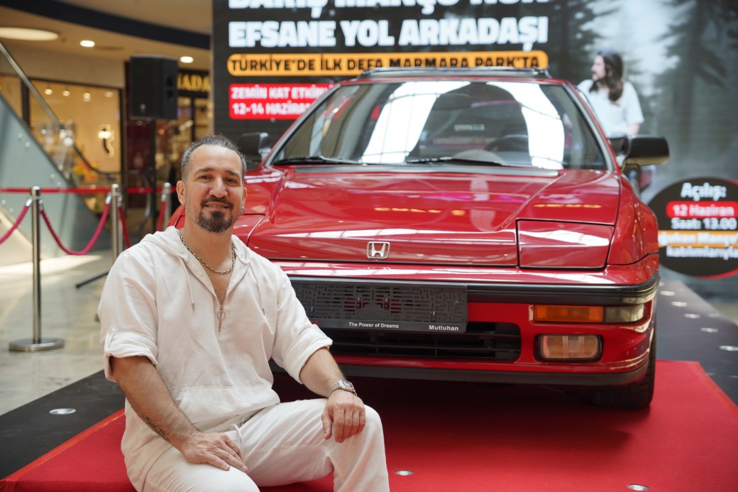 Barış Manço’nun kırmızı spor otomobili ziyaretçileriyle buluştu