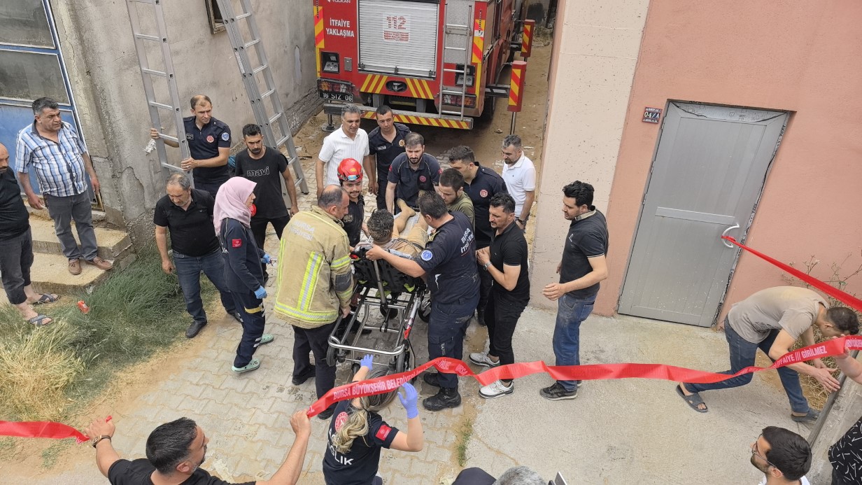 Talaş emici makinesine sıkışan işçiyi itfaiye ekipleri kurtardı