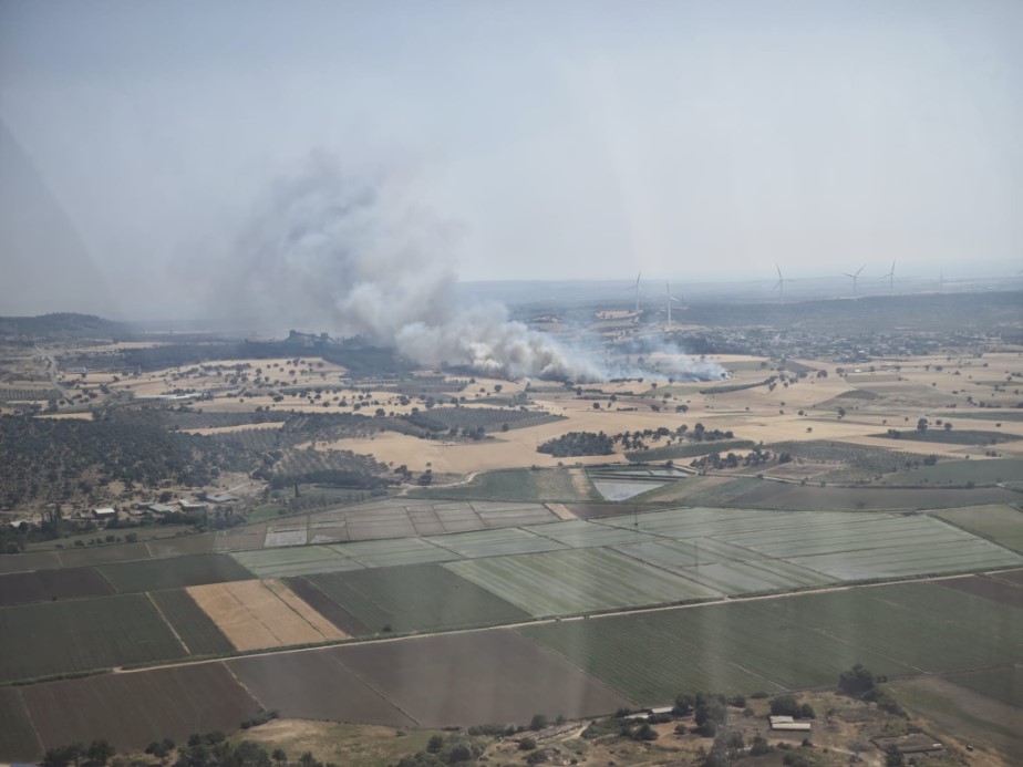 Çanakkale’de tarım arazisinde başlayan yangın kontrol altına alındı