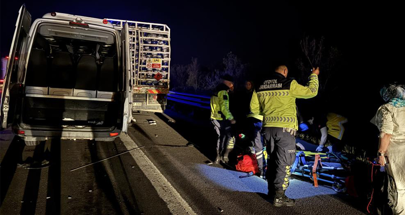 TEM’de can pazarı... Tüp yüklü kamyon ile minibüs çarpıştı: 16 yaralı