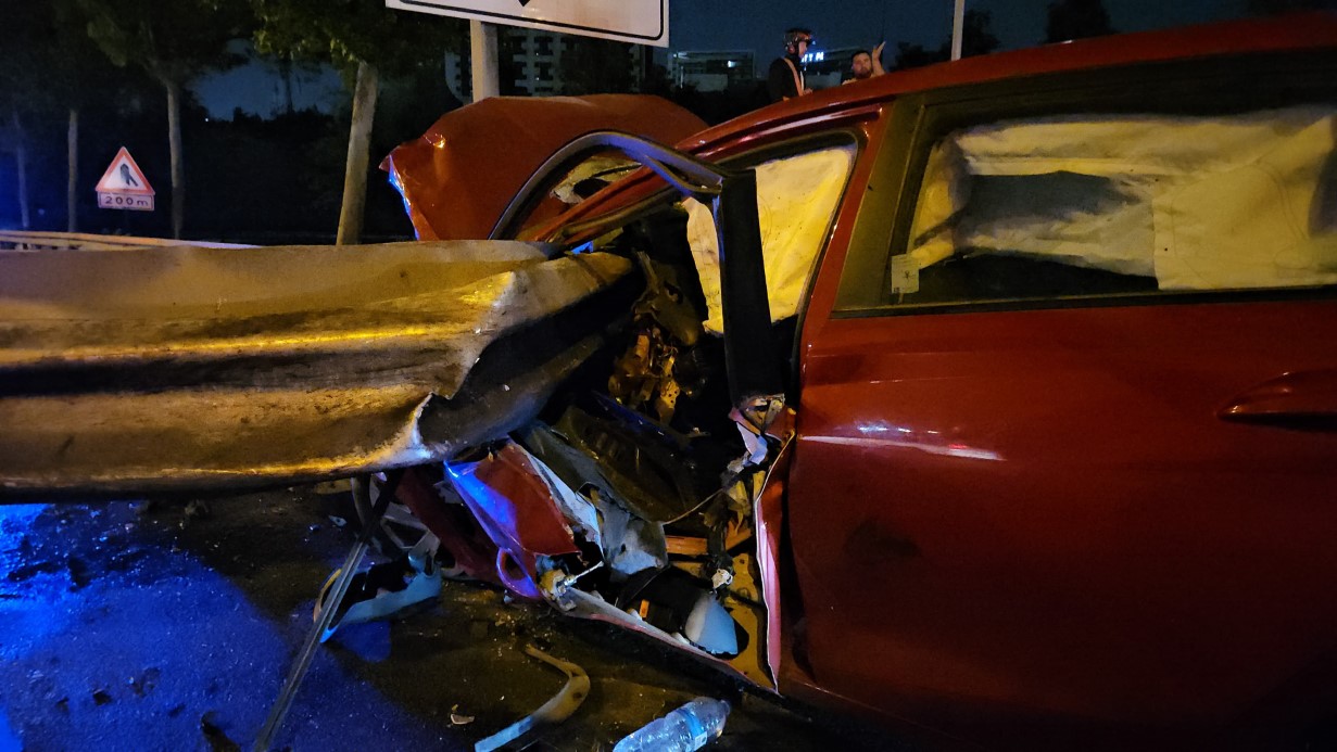 Bayrampaşa’da kontrolden çıkan otomobil bariyerlere saplandı