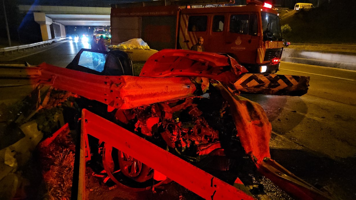 Bayrampaşa’da kontrolden çıkan otomobil bariyerlere saplandı