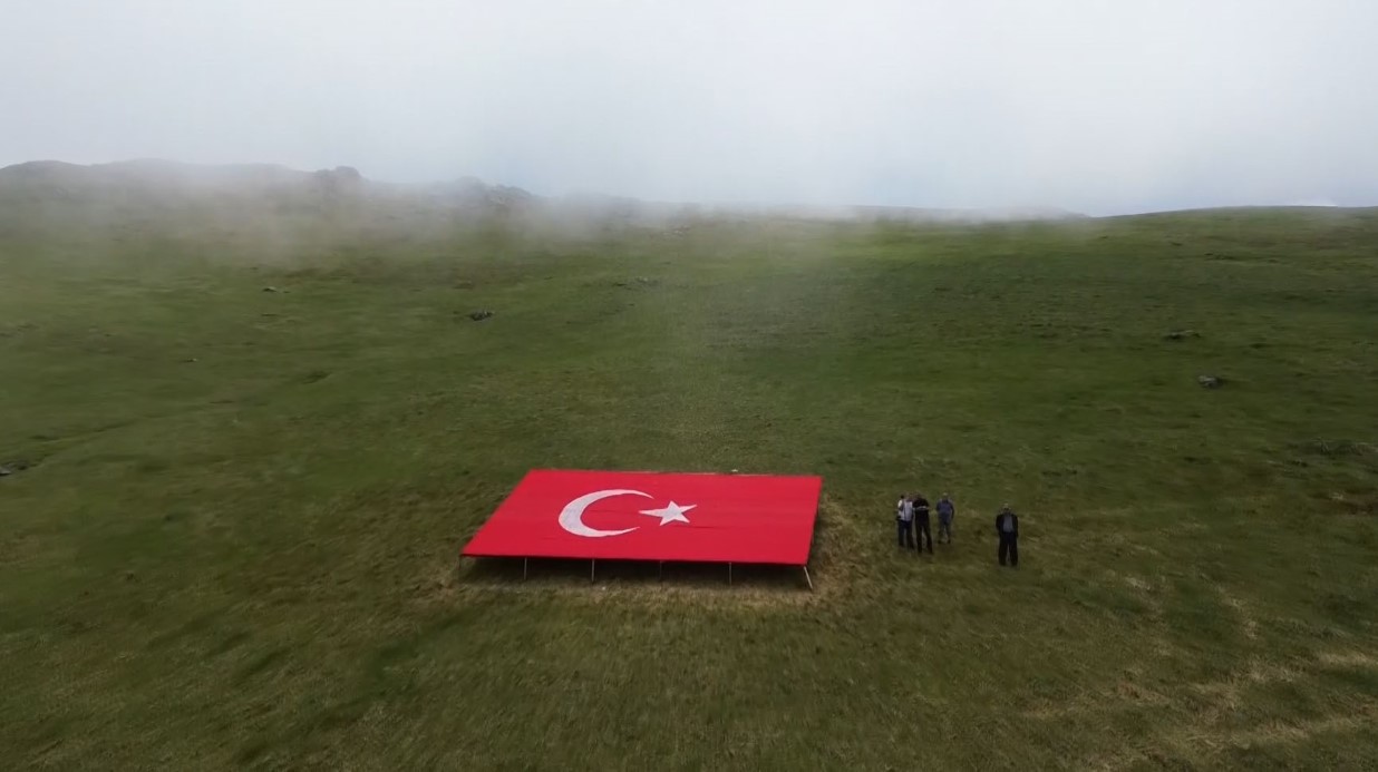 Giresun’un 2500 rakımlı zirvesine 54 metrekarelik bayrak