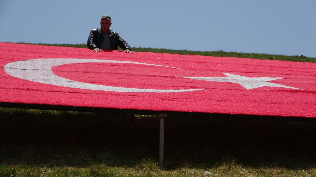 Giresun’un 2500 rakımlı zirvesine 54 metrekarelik bayrak