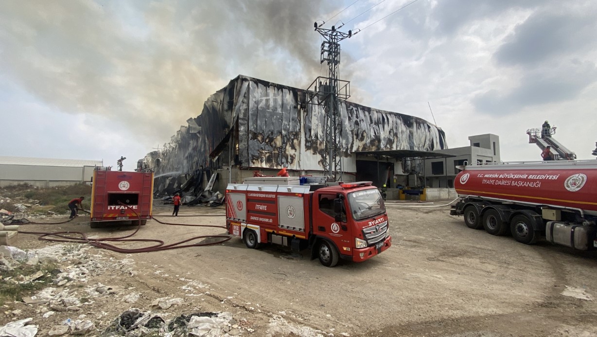 Mersin’de pamuk fabrikası deposunda yangın, ekipler müdahale ediyor
