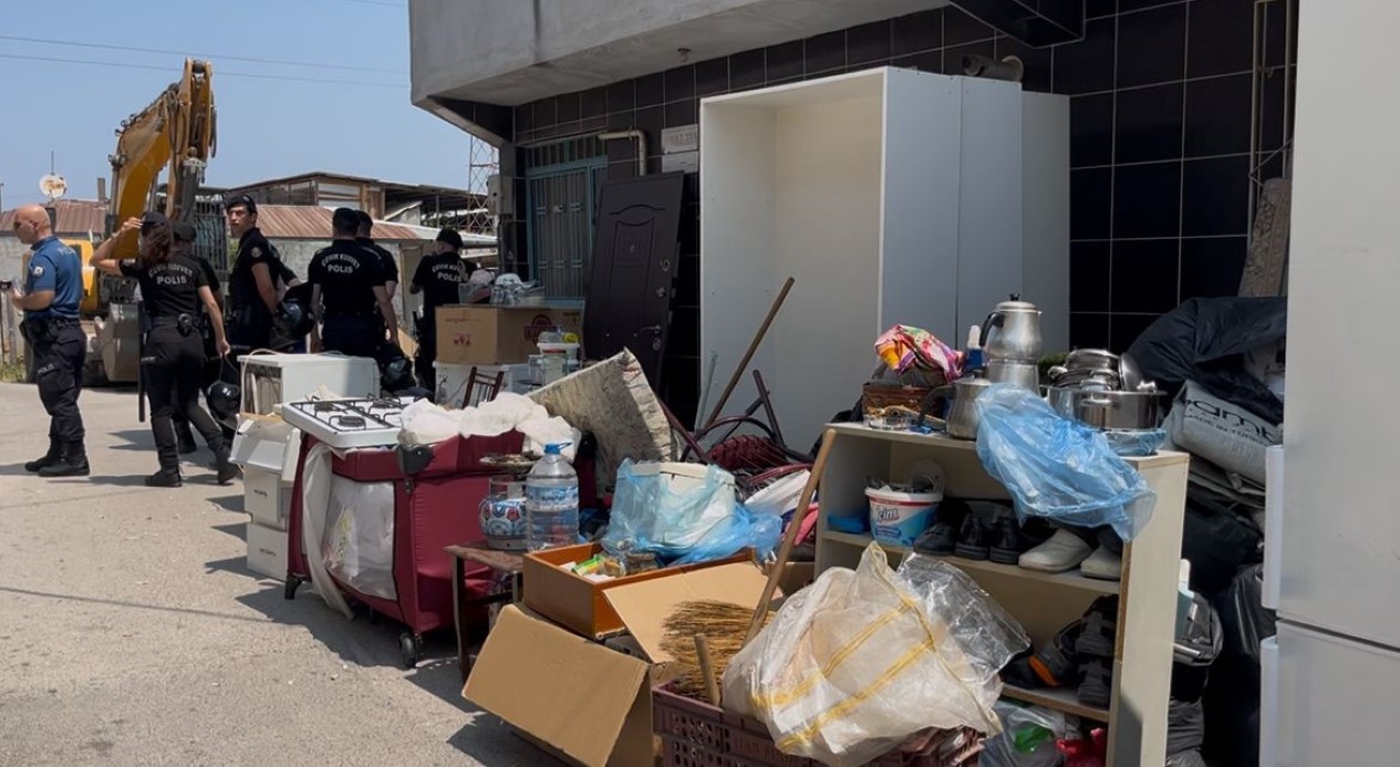 Yüksek gerilim altında yüzlerce bina varken onların evleri yıkıldı, 6 kişi sokakta kaldı