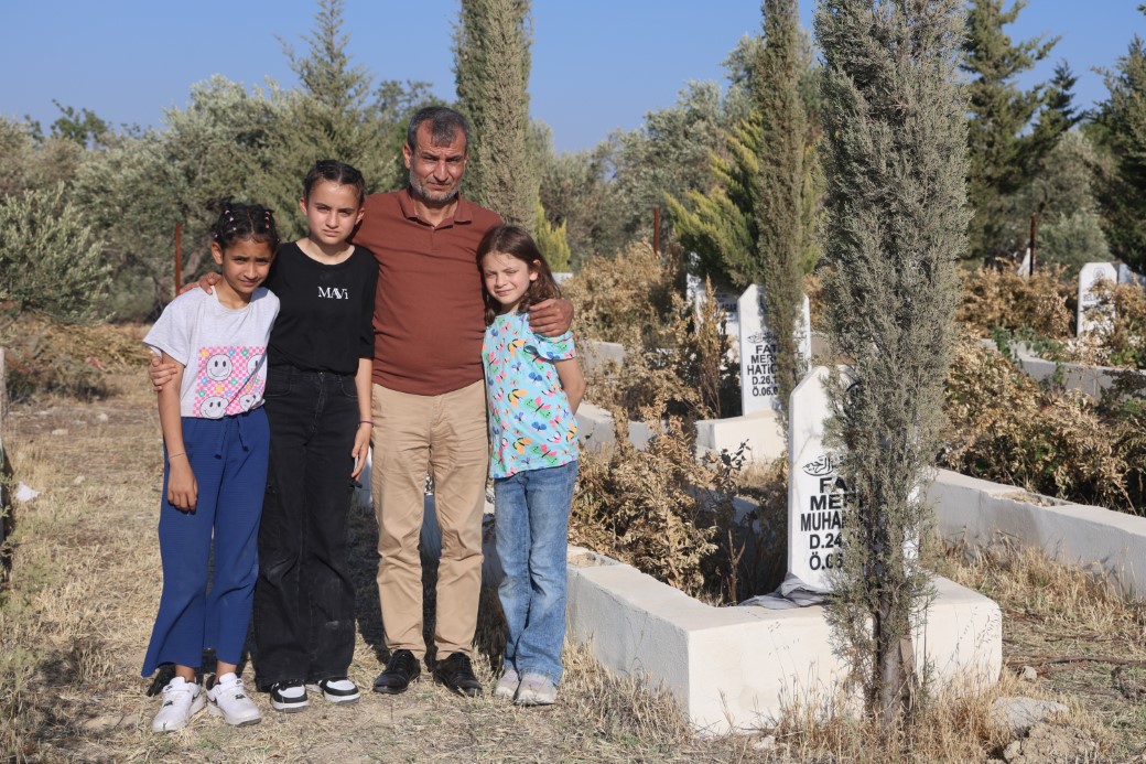 Depremde eşini ve 3 evladını kaybeden baba, enkazdan kurtardığı 4 evladına hem annelik hem de babalık yaparak hayata tutunuyor