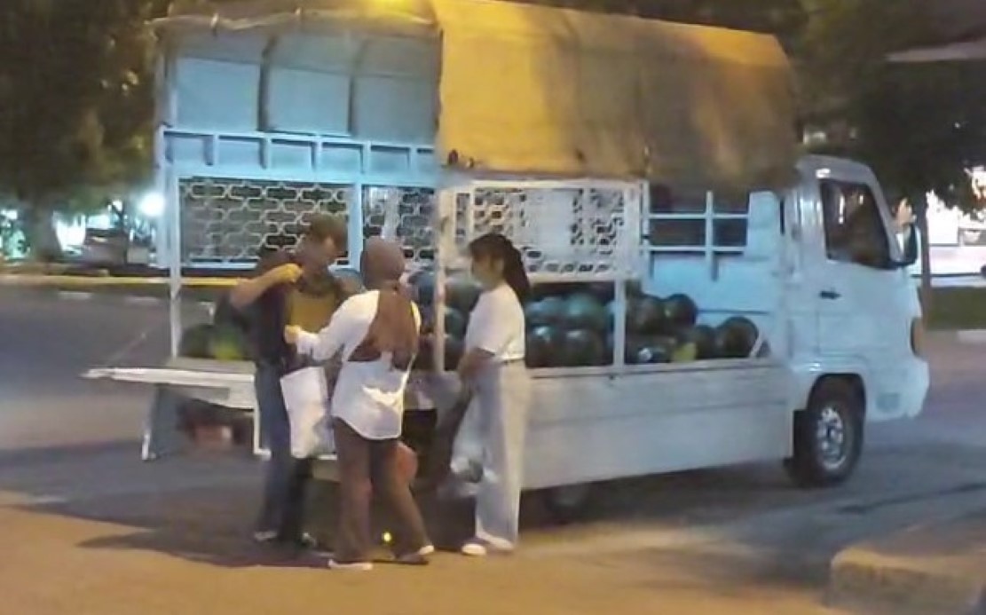 Karpuz tezgahının başındaki babaya kızlarının yaptığı sürpriz duygulandırdı