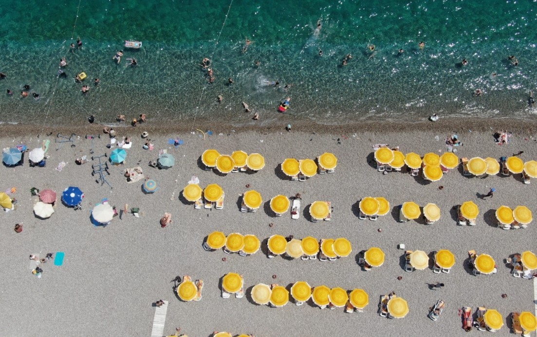 Antalya’da termometreler 35 dereceyi gösterdi, LGS’den çıkanlar denize koştu