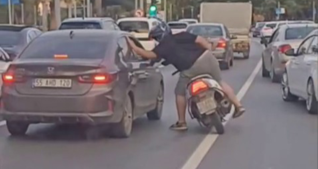 Motosikletli sürücü otomobile vurdu