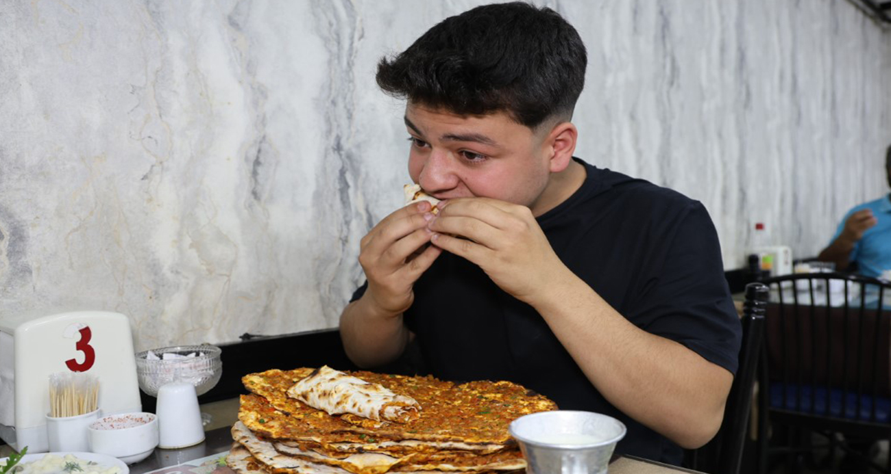 Yaşına ve kilosuna bakmadan bir oturuşta 15 lahmacun yiyor