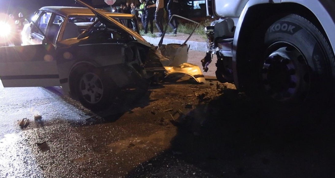 Park halindeki tıra çarpan otomobil hurdaya döndü: 1 yaralı