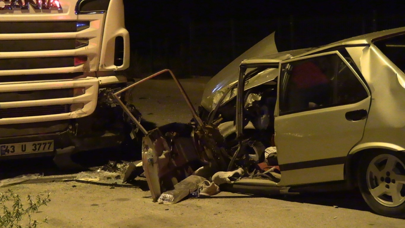 Park halindeki tıra çarpan otomobil hurdaya döndü: 1 yaralı