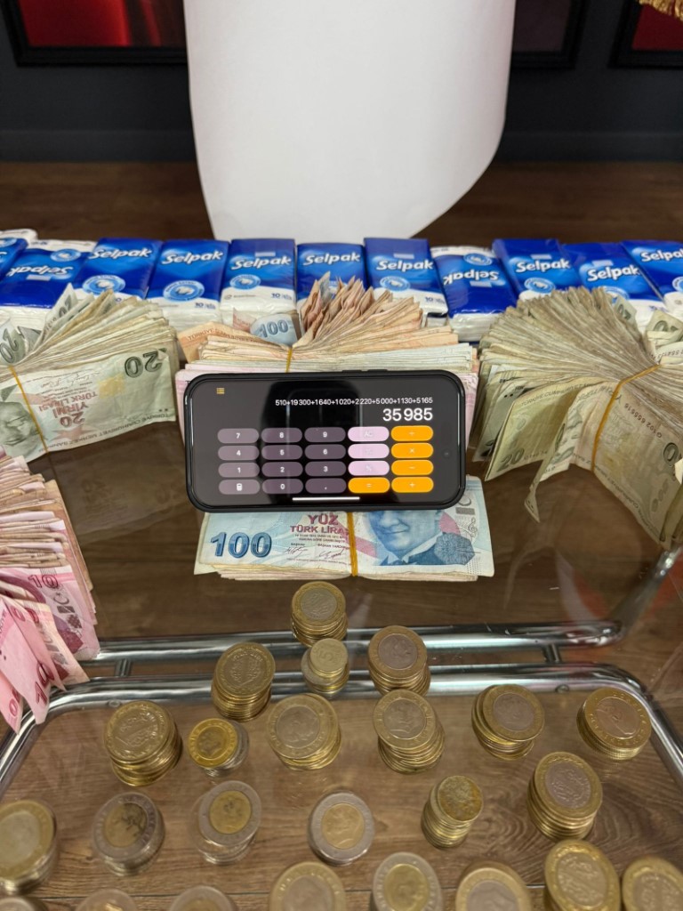 Eyüpsultan’da dilencinin pazar arabasından 35 bin 985 TL ve 10 çeyrek altın çıktı