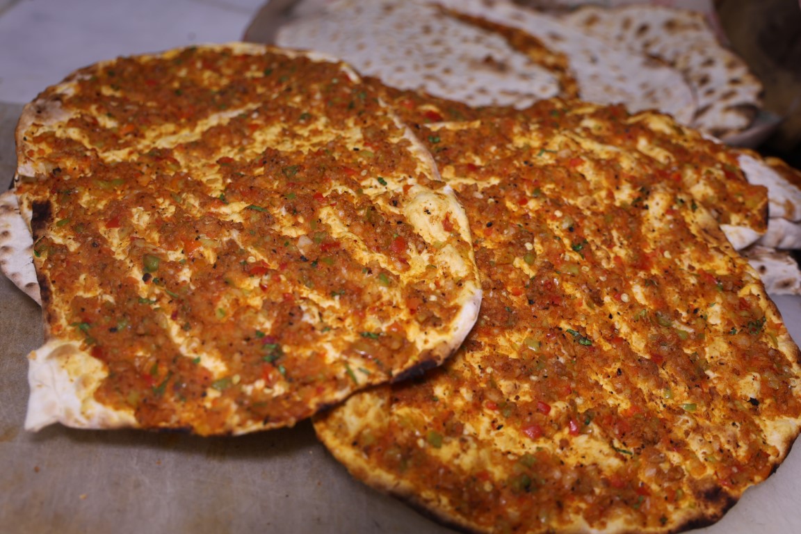 Yaşına ve kilosuna bakmadan bir oturuşta 15 lahmacun yiyor