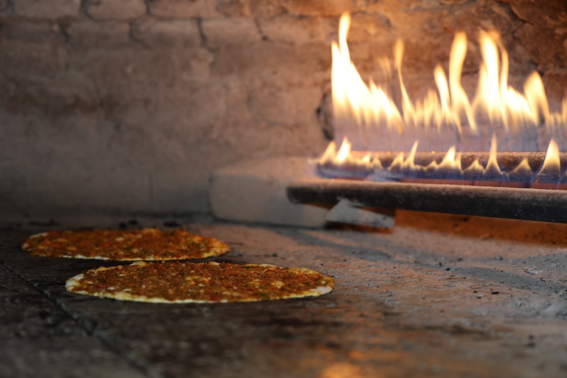 Yaşına ve kilosuna bakmadan bir oturuşta 15 lahmacun yiyor