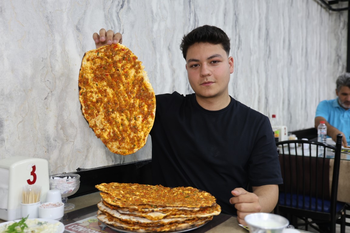 Yaşına ve kilosuna bakmadan bir oturuşta 15 lahmacun yiyor