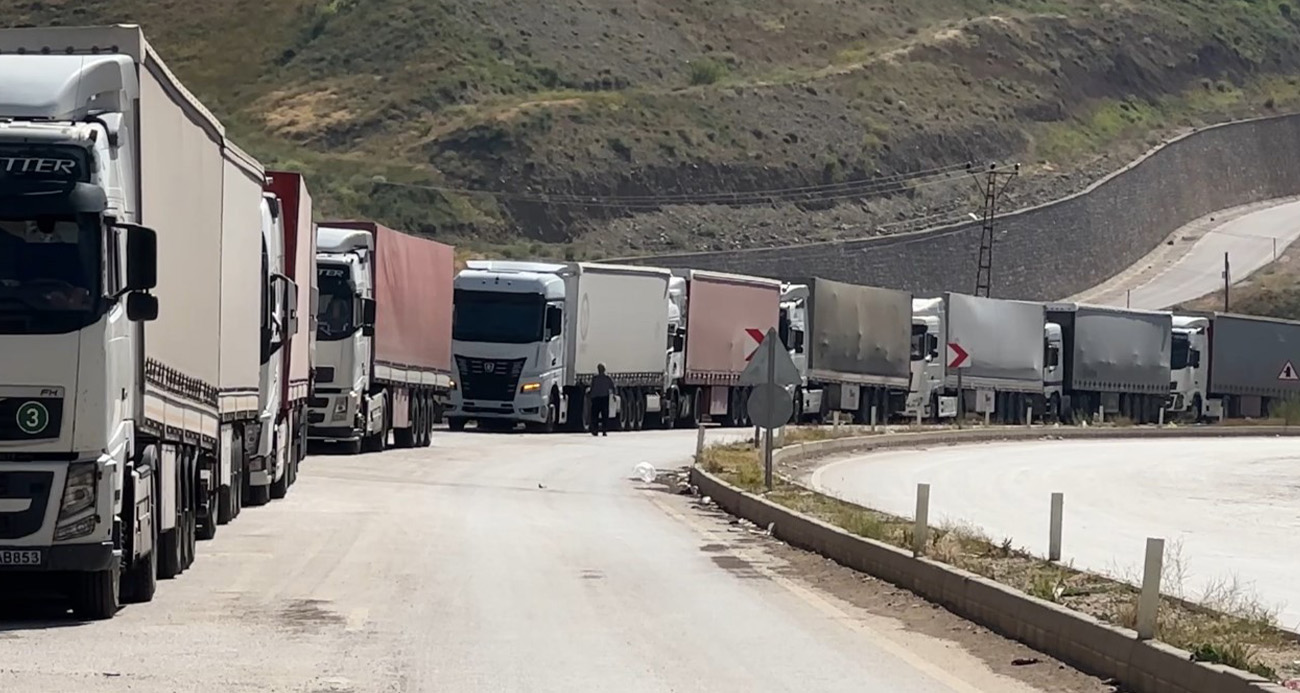 İran-İsrail gerginliği: Yüksekova Esendere Gümrük Kapısı’nda 2 kilometre tır kuyruğu oluştu