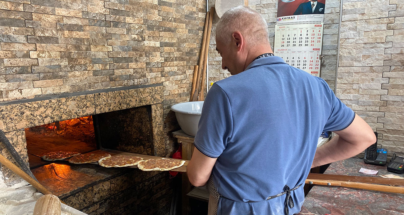 Yaklaşık 400 derece sıcaklıktaki taş fırın karşısında zorlu mesai