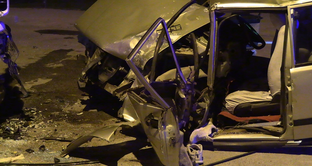 Park halindeki tıra çarpan otomobil hurdaya döndü: 1 yaralı