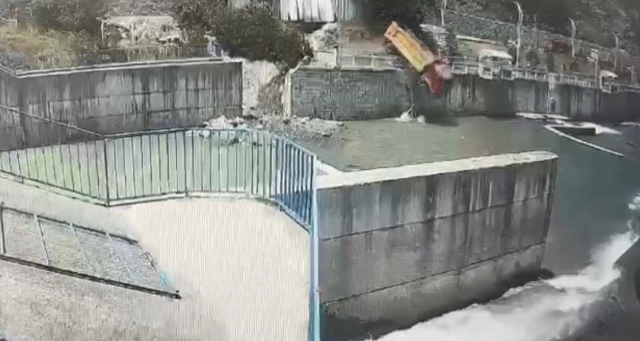 Kamyon dereye uçtu, kaza anı kamerada