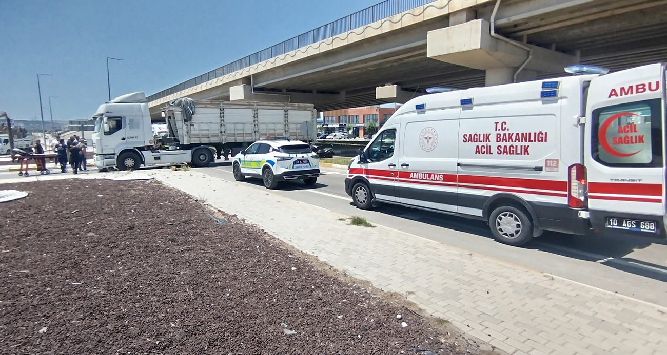 Bandırma'da araç ve kamyionun kaza yapması sonucu 2 kişi yaralandı. IHABık Ajansı.