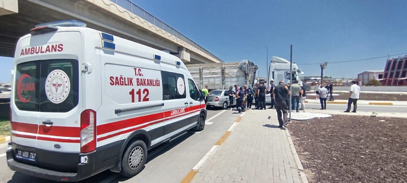 Bandırma’da otomobil ile çekici böyle çarpıştı: 2 yaralı