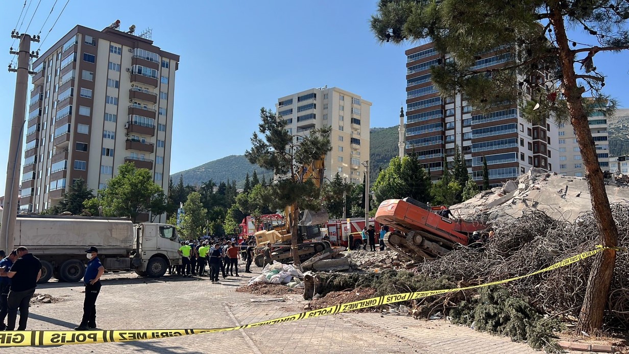 Yıkım çalışmasında facia: İş makinesini kullanan operatör enkaz altında kaldı