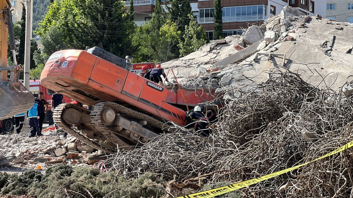 Yıkım çalışmasında facia: İş makinesini kullanan operatör enkaz altında kaldı