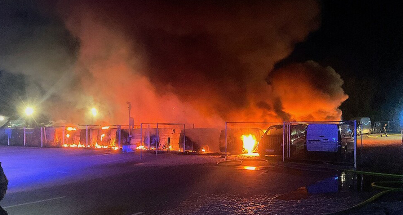 Berlin’de Amazon ve Telekom'a ait 36 minibüs alev alev yandı