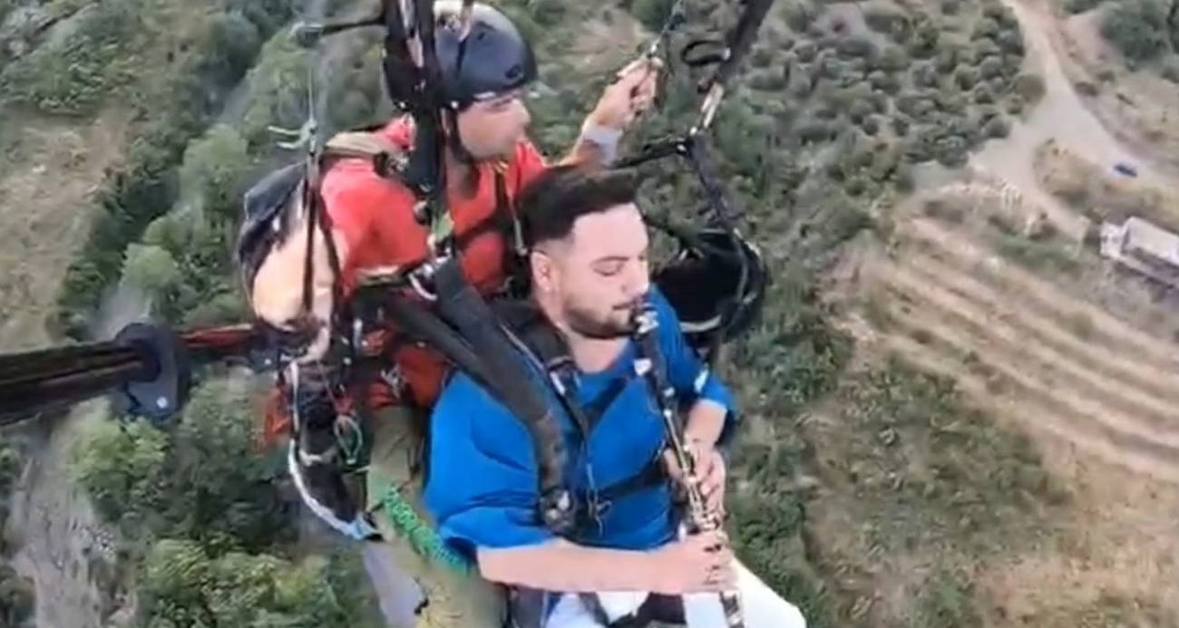 Paraşütte klarnet çaldı