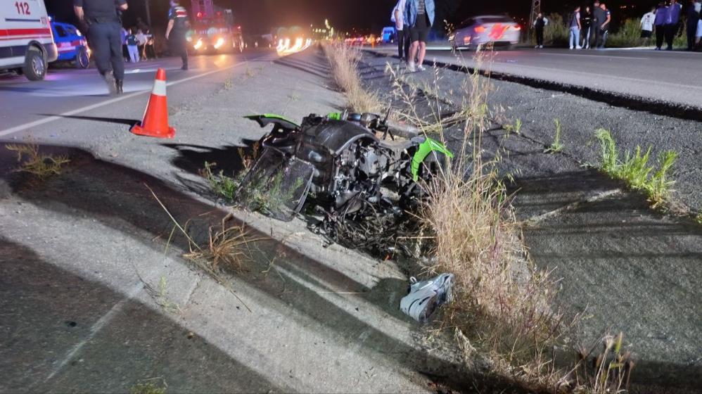 Yarış yaparken farları yanmayan otomobile çarpan motosikletler paramparça oldu: 1 ölü