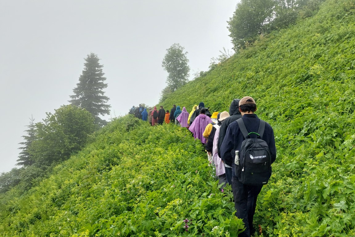 <p>Sis ve &ccedil;ise eşliğinde ger&ccedil;ekleşen y&uuml;r&uuml;y&uuml;şte ormanların derinliklerinde, taş d&ouml;şeli patikalarda ilerleyen sporcular, adeta bir a&ccedil;ık hava m&uuml;zesini andıran &ccedil;ok sayıda tarihi yapı ve k&ouml;pr&uuml;yle karşılaştı, Santa Harabeleri'nin b&uuml;y&uuml;leyici atmosferinde unutulmaz bir y&uuml;r&uuml;y&uuml;ş yaptı.</p>