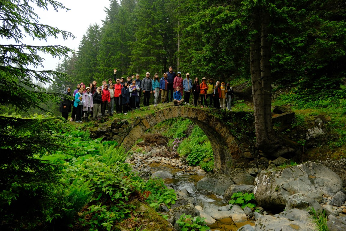 <p><strong>"Ben bu kadar &ccedil;i&ccedil;ek &ccedil;eşidi g&ouml;rmedim &ouml;mr&uuml;mde"</strong><br />Tarihi Taşk&ouml;pr&uuml; Yaylası ve Santa Harabelerinde bulunan diğer tarihi k&ouml;pr&uuml;leri de inceleyen sporculardan Zehra Ayg&uuml;n, "İlk defa bu parkura katıldım. &Ccedil;ok mutlu oldum &ccedil;&uuml;nk&uuml; tablo gibi &ccedil;i&ccedil;eklerin arasında y&uuml;r&uuml;d&uuml;k bug&uuml;n. Sis olmasaydı daha g&uuml;zel olacaktı, daha &ccedil;ok manzara g&ouml;recektik. Ben bu kadar &ccedil;i&ccedil;ek &ccedil;eşidi g&ouml;rmedim &ouml;mr&uuml;mde. Bu k&ouml;pr&uuml;ye gelmek istememiştim ama ger&ccedil;ekten g&ouml;r&uuml;lmeye değer bir k&ouml;pr&uuml;ym&uuml;ş. Bir daha gelmek isterim bu parkura" dedi.</p>