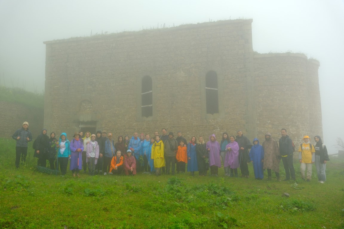 <p>G&Uuml;DAK y&ouml;neticilerinden Samet &Ccedil;elik ise "Bu hafta 14 kilometrelik Kayıp Santa yolunu y&uuml;r&uuml;d&uuml;k. Ger&ccedil;ekten &ccedil;ok g&uuml;zel manzaralara şahit olduk. Ge&ccedil;en seneye oranla bu sene sisliydi. Manzara bakımından bakarsak sis aslında bizim i&ccedil;in g&uuml;zeldi ama kırağı, sis ve ahmak ıslatan yağmur dediğimiz bir yağmurla beraber ıslanmış olduk. Arkadaşlarla beraber yolda giderken y&uuml;r&uuml;d&uuml;ğ&uuml;m&uuml;z esnada dağ &ccedil;ileklerine, papatyalara denk geldik. Zifinler &ccedil;ok g&uuml;zeldi onlara denk gelmiştik. Yani bu hafta &ccedil;ok g&uuml;zel bir rota yaptık. Her hafta yaptığımız y&uuml;r&uuml;y&uuml;şlere bu haftada 38 sporcu ile 14 kilometrelik parkuru başarı ile bitirdik" dedi.</p>